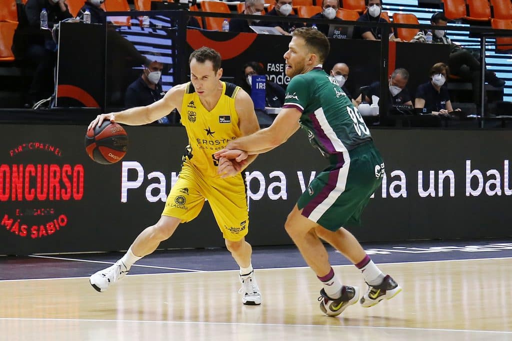 A Liga ACB retornou com um feito histórico de Marcelinho Huertas. O armador do Tenerife se tornou o 3º maior em números de assistências da história 