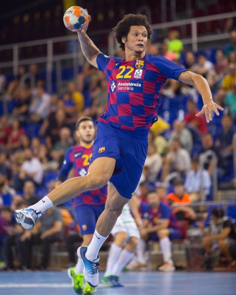 Candidato a melhor defensor da temporada da Champions League masculina de handebol, Thiagus Petrus exalta o Barcelona, time pelo qual atua na Espanha