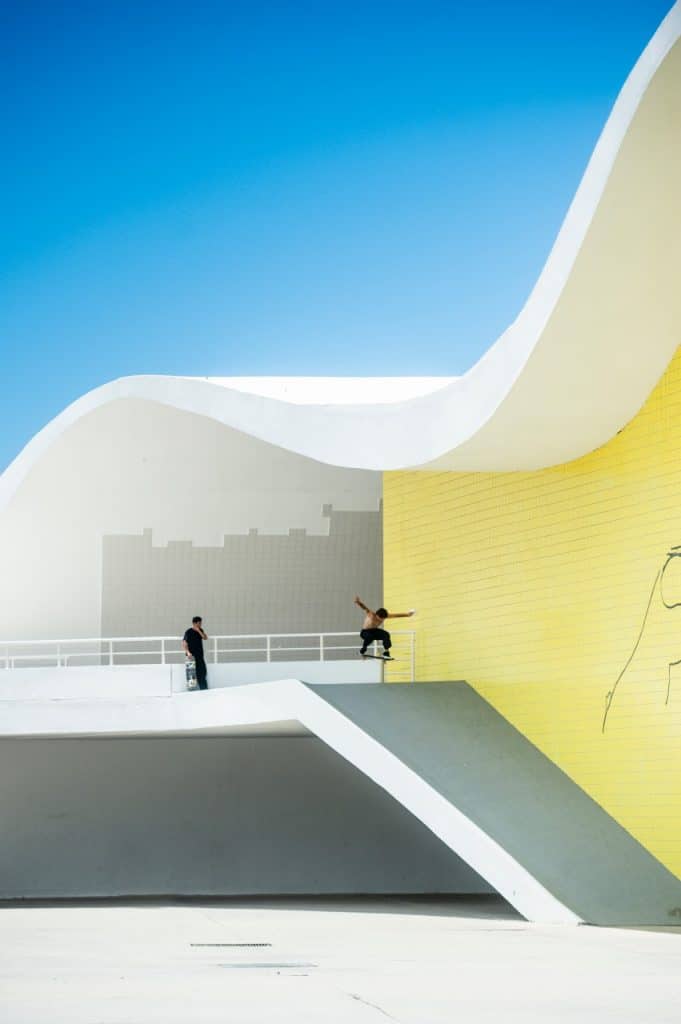 Pedro Barros e Murilo Peres andam de skate em obra de Oscar Niemeyer. Sonhos Concretos: O Skate Encontra Niemeyer