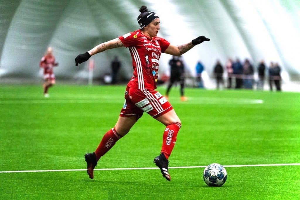 Em partida válida pela sexta rodada do Campeonato Sueco de futebol feminino, o Pitea, time de Fernandinha, perdeu em casa por 1 a 0 para o lanterna da Suécia