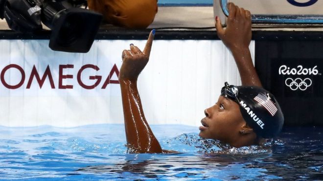 Simone Manuel se tornou em 2016 a primeira negra campeã olímpica da natação nos jogos olímpicos