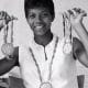 Segurando suas três medalhas olímpicas, Wilma Rudolph, a Gazela Negra, que marcou a história do atletismo (Reprodução)