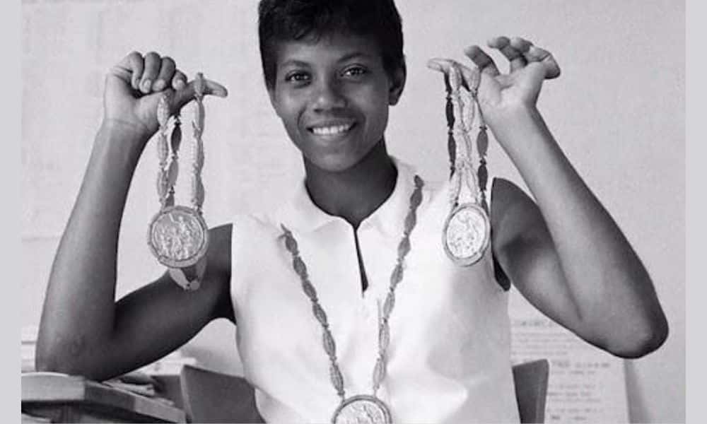 Segurando suas três medalhas olímpicas, Wilma Rudolph, a Gazela Negra, que marcou a história do atletismo (Reprodução)