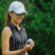 A golfista Luiza Altmann entrou em campo nesta sexta-feira (14) no primeiro dia de disputa da etapa do Arizona do circuito Symetria Tour de golfe. A brasileira, de 21 anos, concluiu os 18 buracos em 72 tacadas, número determinado pelo evento como o par do campo. Com isso, ela fechou a jornada inicial na 48ª colocação, com a americana Casey Danielson na liderança, com - 7 abaixo do par.