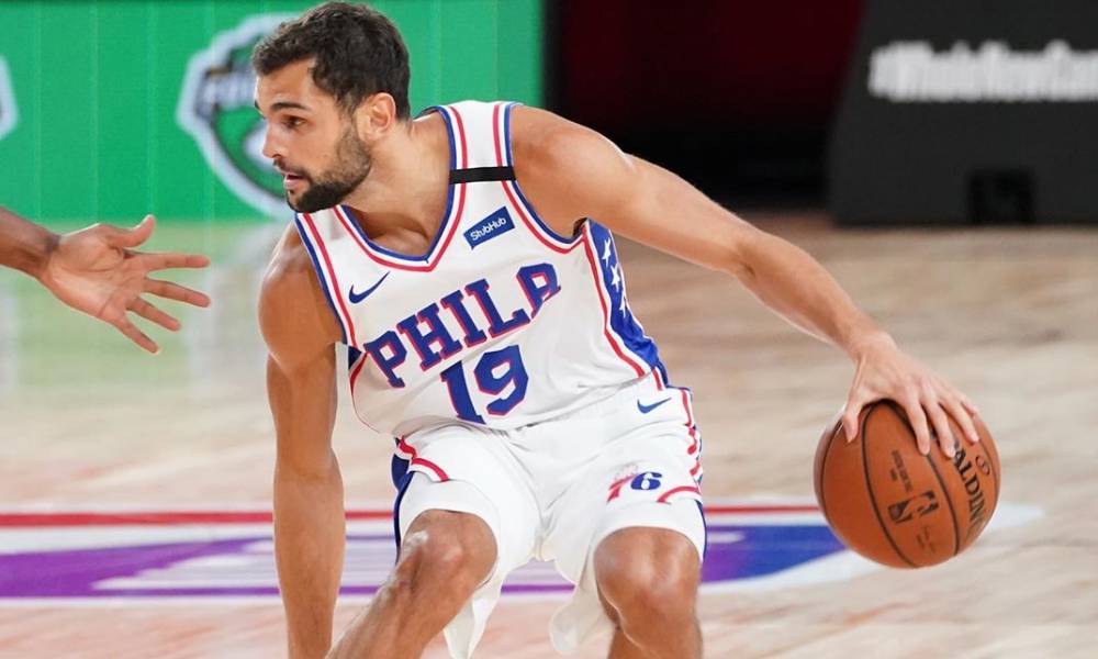 Na 2ª partida contra o Boston Celtics, válida pelos playoffs da NBA na 'Bolha' da Disney, o Philadelphia 76ers, do armador Raulzinho, perdeu por 128 a 101