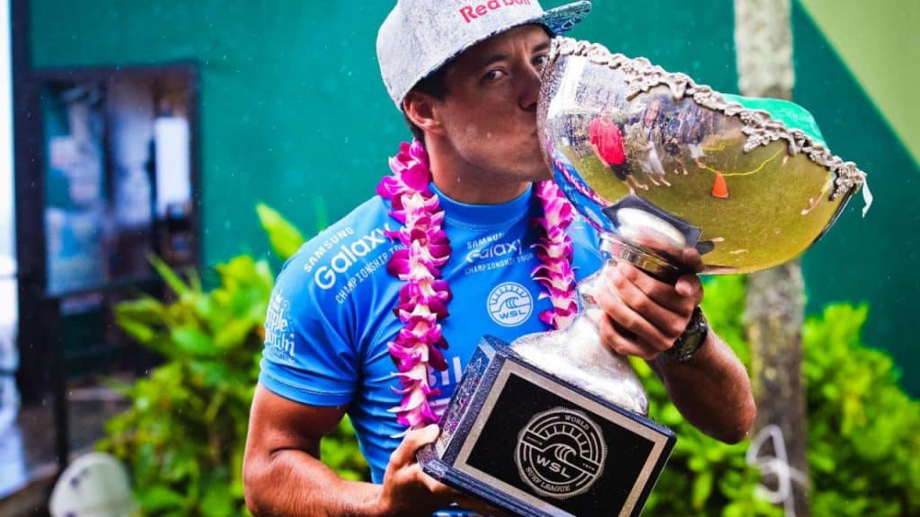 O campeão mundial Adriano de Souza, também conhecido como Mineirinho, declarou que fará sua última temporada do Circuito Mundial de Surfe em 2020/21