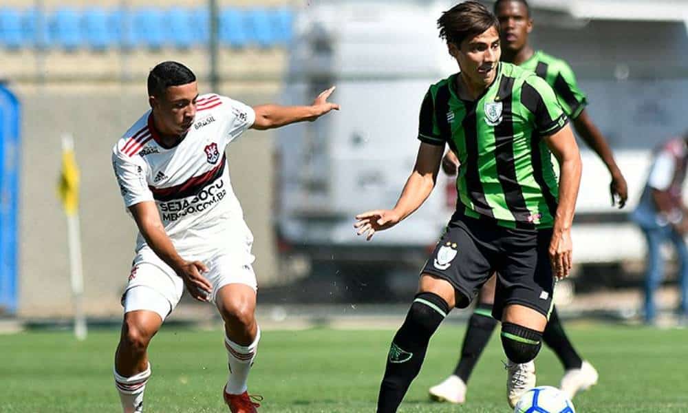 Assista ao vivo o jogo entre Flamengo e América-MG. Os clubes se enfrentam neste domingo (27), às 15h, pelo Campeonato Brasileiro Sub-20. Veja aqui no OTD!