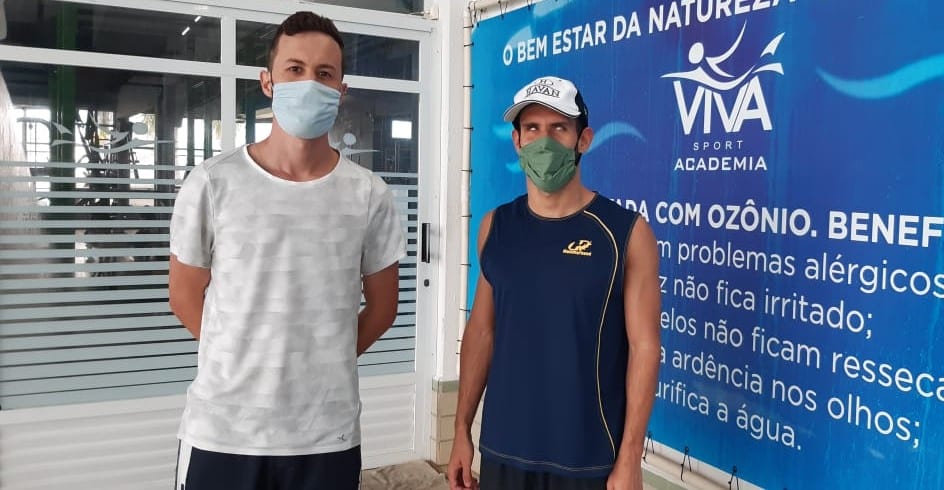 Matheus Rheine ao lado de seu técnico, Matheus Diegoli