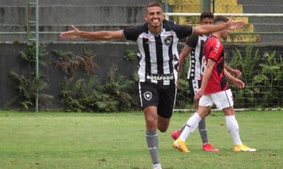 Botafogo venceu o Athletico pela oitava rodada e conquistou a primeira vitória na competição