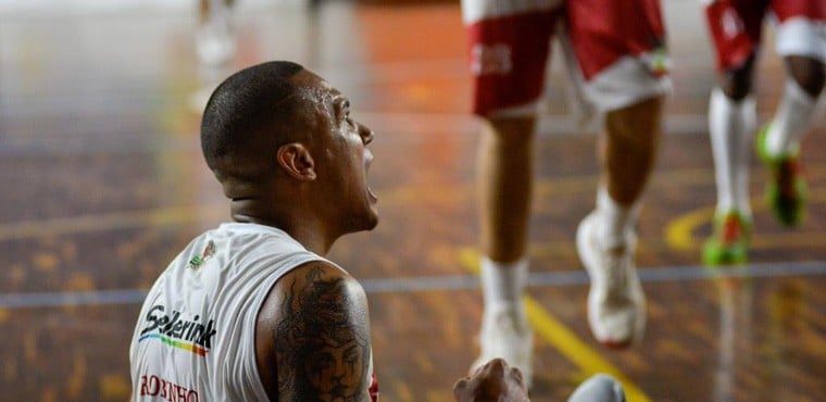 Guilherme Teichmann, do Pinheiros, acertou um arremesso de três pontos quase do meio da quadra para derrotar o Basket Osasco no Campeonato Paulista
