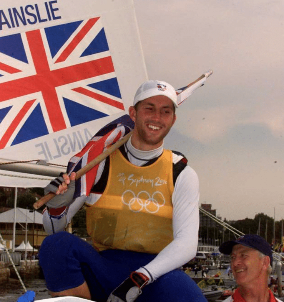 Ben Ainslie comemora sua primeira medalha de ouro, conquistada em Sydney 
