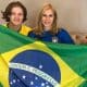 Lucas Braathen e a mãe com a bandeira brasileira