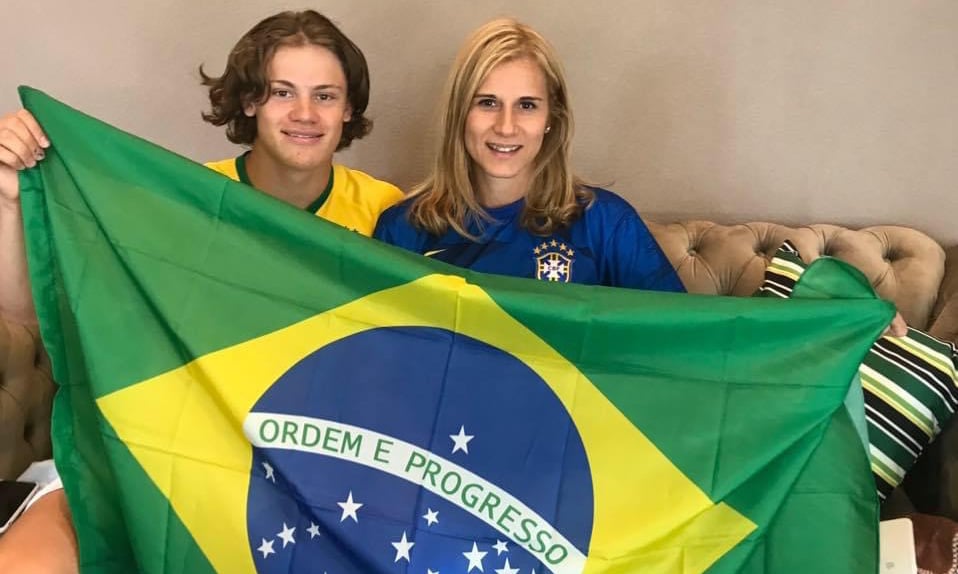 Lucas Braathen e a mãe com a bandeira brasileira