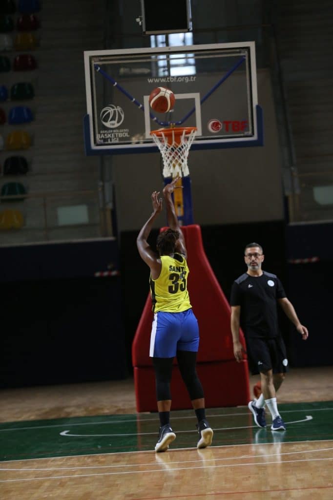 Clarissa Turquia basquete feminino campeonato turco liga turca Izmit Bedeliyespor