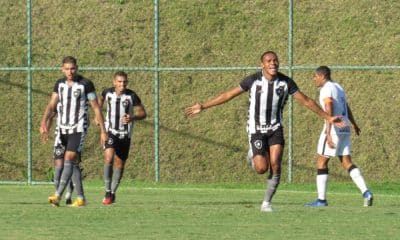 Botafogo e Corinthians se enfrentaram em Niterói, no Rio de Janeiro, pela 14ª rodada do Campeonato Brasileiro Sub-20. Em jogo disputado no estádio Cefat, o Glorioso superou o Timãozinho por 3 a 0, com todos os gols marcados no segundo tempo. Com o placar, o time carioca sobe para sexto lugar, com 24 pontos. Já a equipe paulista segue com 28, mesma pontuação do líder Fluminense, mas em segundo por causa dos critérios de desempate.