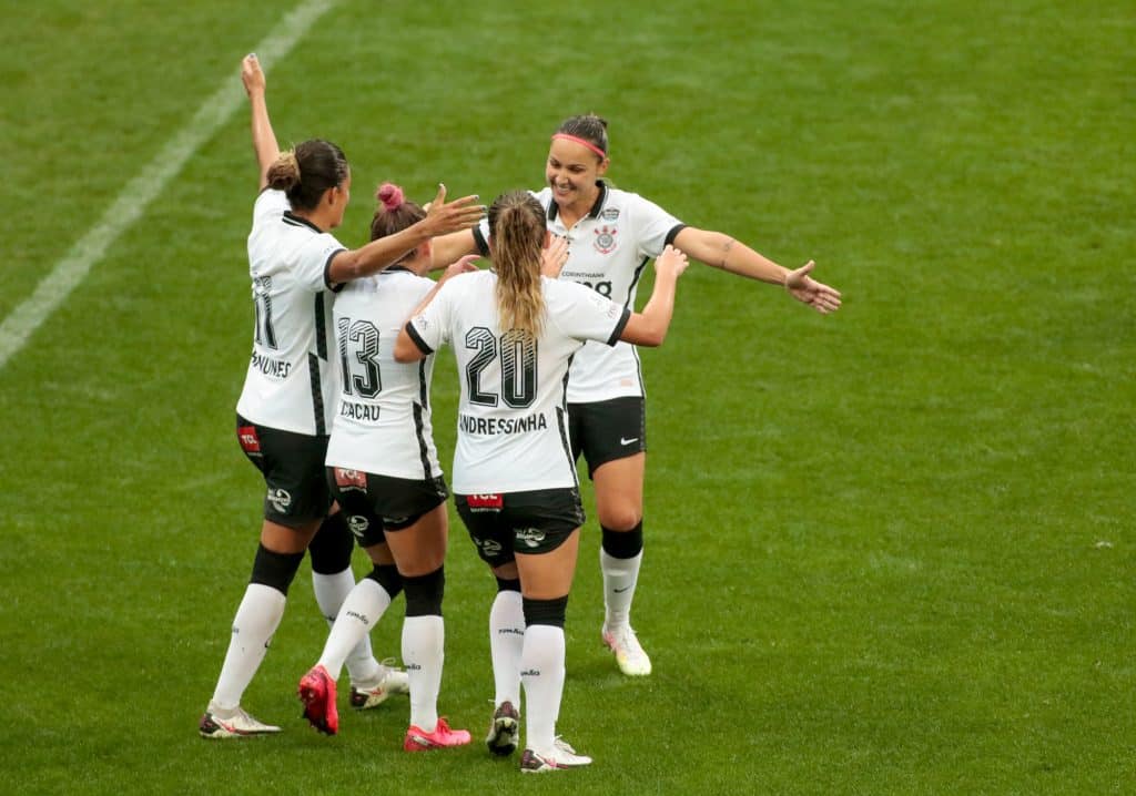 Pela partida de ida das quartas de final do Campeonato Paulista feminino de futebol, o Corinthians goleou o Santos na Vila Belmiro por 5 a 2