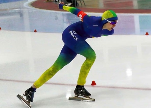 Larissa Paes representa o Brasil na patinação de velocidade no gelo