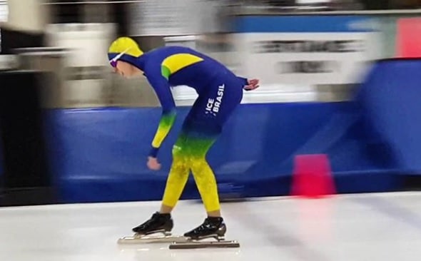 Larissa Paes participa de competições de inverno na patinação de velocidade