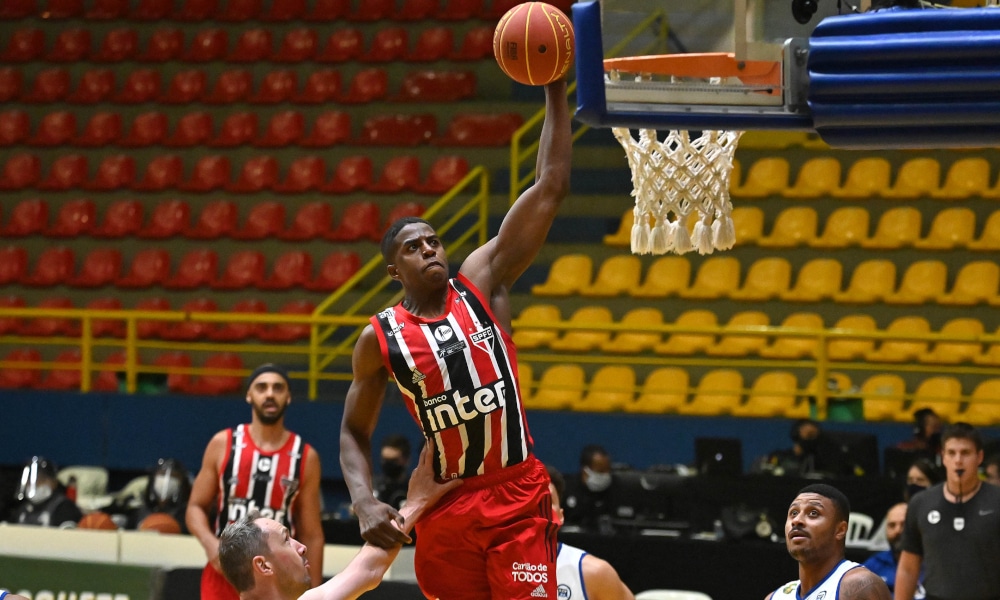 Pinheiros e São Paulo jogaram pela terceira rodada do NBB 2020/21 nesta quinta-feira (19). Assim como nas duas anteriores, o Tricolor alcançou contagem centenária, venceu e se manteve invicto na competição. Do outro lado, o time do técnico David Pelosini segue sem ganhar. O pivô Lucas Mariano foi o cestinha do jogo, com 28 pontos, no triunfo por 100 a 73, em duelo realizado na sede de Mogi das Cruzes, no ginásio Hugo Ramos