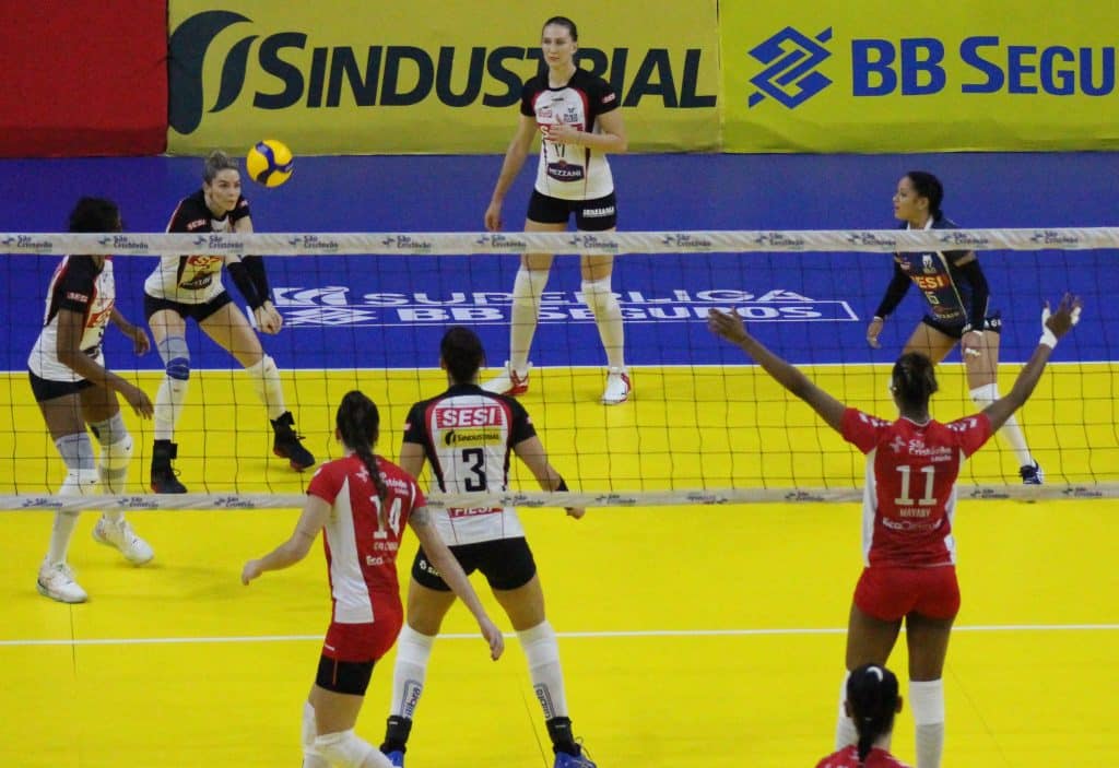 Trerça-feira na Superliga feminina de vôleintem mais uma vitória do Osasco em cima do Sesi Vôlei Bauru e retomada da liderança do Dentil Praia Clube