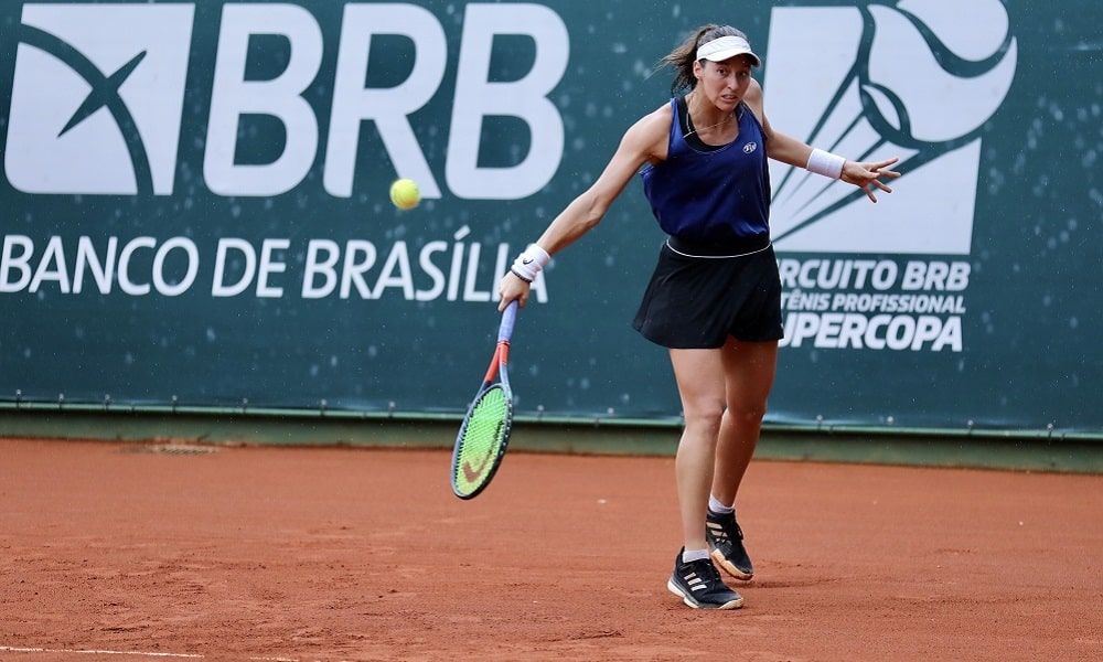 Luisa Stefani venceu o torneio de duplas e se classificou para a final da chave simples na Supercopa