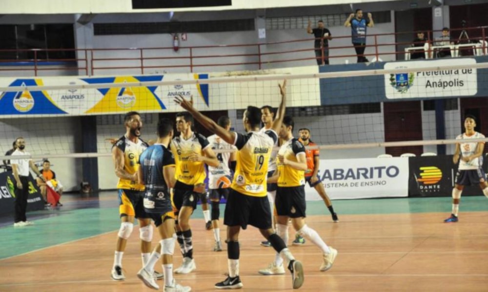 A Superliga B, segundo divisão da principal competição nacional, já tem data para começar. A CBV (Confederação Brasileira de Voleibol) divulgou nesta quinta-feira (17) as 16 equipes que participarão do campeonato e o regulamento de ambos os naipes. Serão oito times no masculino e no feminino. A disputa por uma vaga na elite do vôlei brasileiro começa entre os homens, no dia 23 de janeiro