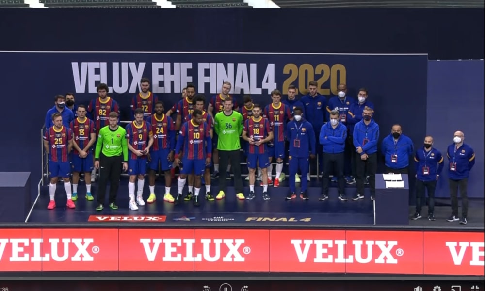 Thiagus Petrus e os demais atletas do Barcelona no pódio da Champions League de handebol (Reprodução/EHF)