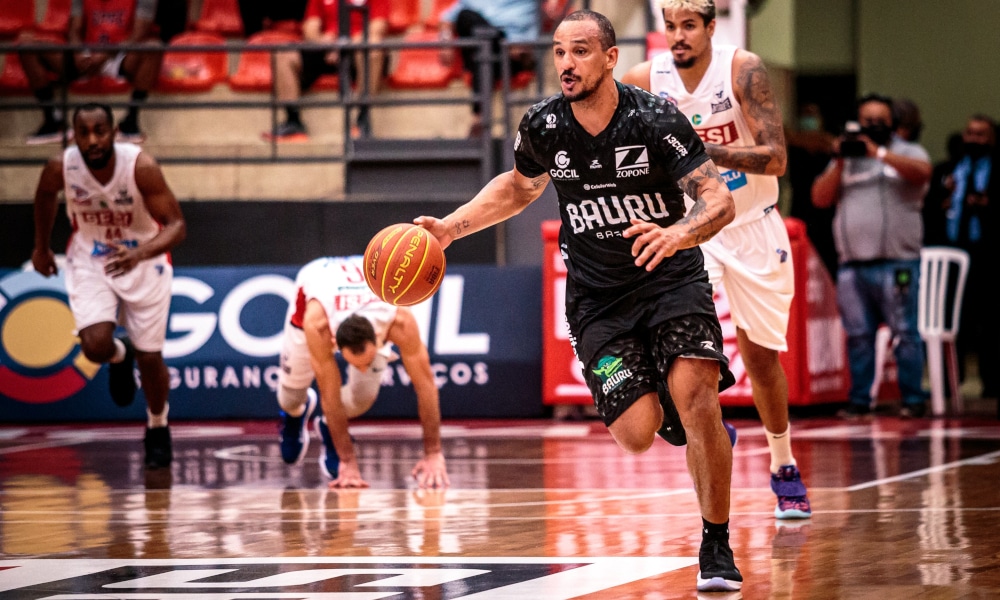 Em jogo com tempos distintos, o Zopone Gocil/Bauru Basket conseguiu a vitória diante do Sesi Franca pelo NBB (Novo Basquete Brasil) 2020/21. Nos 20 minutos iniciais só deu o time bauruense, dominante no ataque e na defesa, abrindo 19 na dianteira: 45 a 26. Porém, os comandados de Helinho acordaram e reagiram na segunda etapa. Mas não foi o suficiente para virar a partida. Triunfo da equipe dirigida por Léo Figueiró: 89 a 82