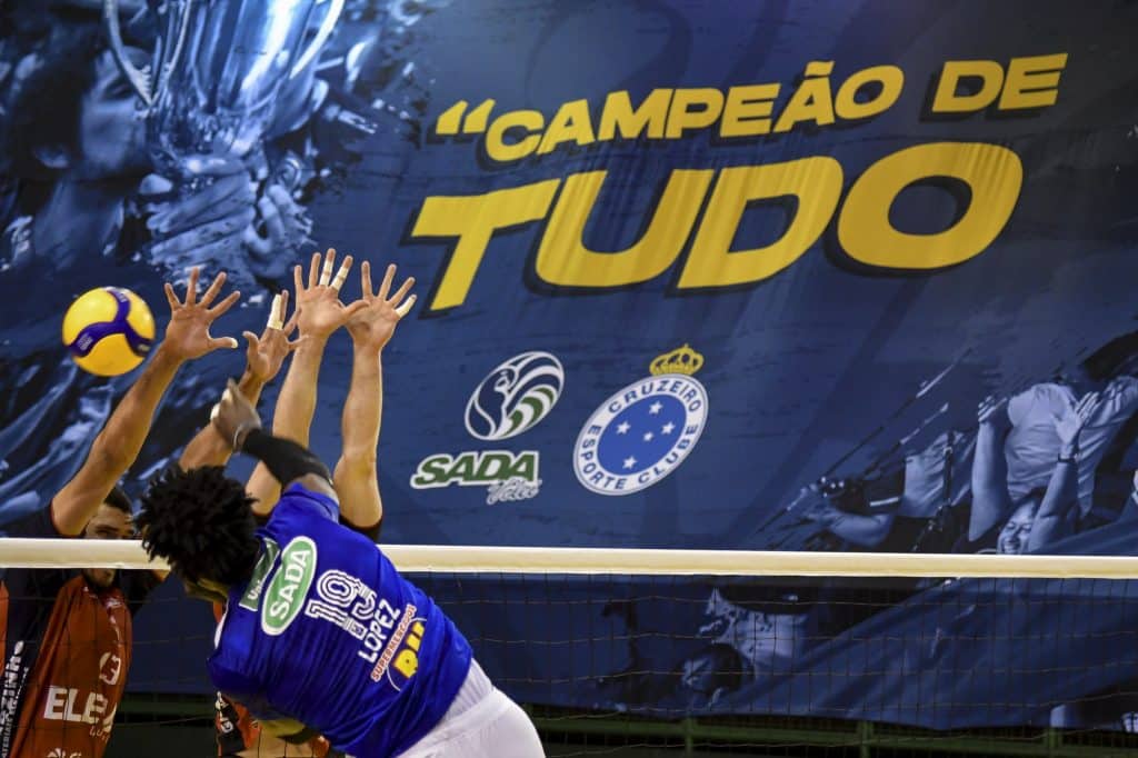 Em jogo adiado pelo coronavírus,  o Sada Cruzeiro fez 3 a 0 no Blumenau e chegou aos 19 pontos, doi atrás do Taubaté, líder da Superliga até aqui
