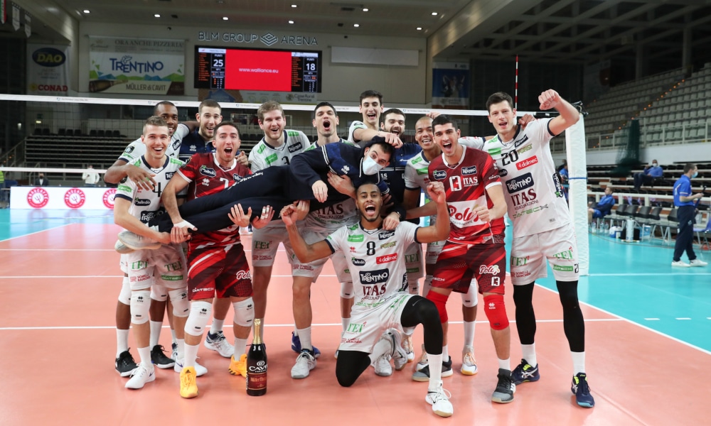 Lucarelli e demais atletas do Trentino após a 3ª vitória na Champions League de vôlei (CEV/Divulgação)