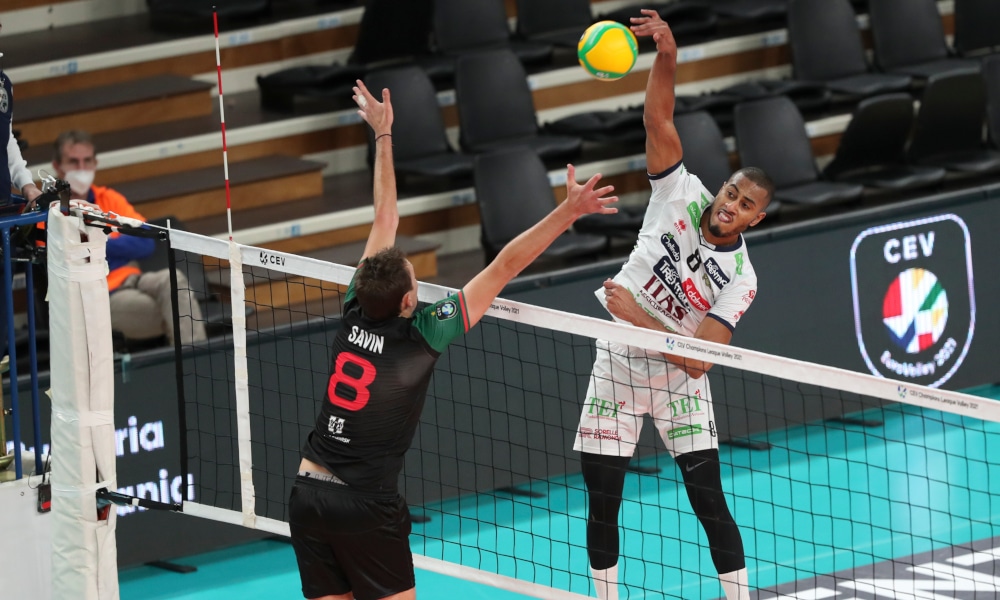 O Trentino conquistou uma vitória improvável após derrota nos dois primeiros sets. Na estreia pelo Grupo E da Champions League de vôlei, o time de Lucarelli precisou sair de um de 2 a 0 contra para vencer o Lokomotiv Novosibirks, da Rússia. Depois de uma batalha de cinco parciais, a equipe italiana ganhou por 21/25, 23/25, 25/23, 25/23 e 15/2. Além do campeão olímpico, outras brasileiros atuaram em Portugal e na França