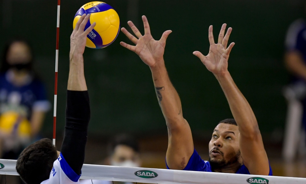 O Sada Cruzeiro segue mais líder do que nunca na Superliga masculina 2020/21. Neste sábado (16), o time celeste bateu o Minas Tênis Clube, no ginásio do Riacho, em Contagem (MG) e conseguiu a vingança da derrota do primeiro turno com um incontestável 3 sets a 0: 26/24, 25/18 e 25/22. O oposto Alan, do time vitorioso, foi o líder em pontos do jogo, com 17 acertos. Ele também foi o eleito o melhor em quadra e levou o Troféu VivaVôlei.