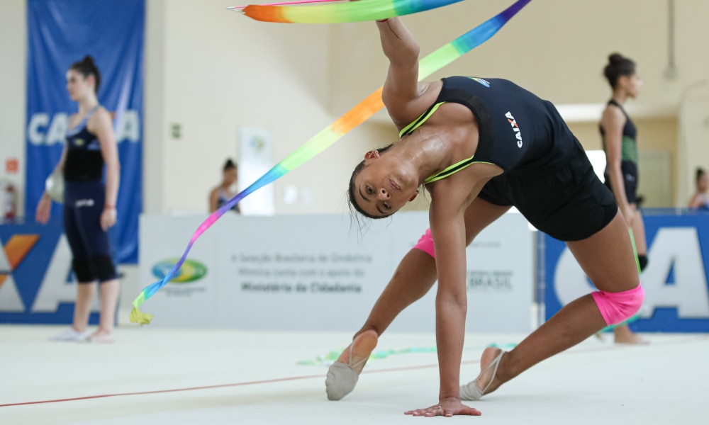 Bárbara Domingos, atleta da ginástica rítmica, se apresentará de uma maneira bem brasileira em 2021. Vice-campeã dos Jogos Pan-Americanos de Lima-2019 na fita, a atleta terá uma nova série no aparelho e a trilha sonora escolhida foi o samba. Em 2020, durante o isolamento social por conta da pandemia do coronavírus, a ginasta teve um encontro definitivo com o ritmo ao tentar aprender a tocar cavaquinho.