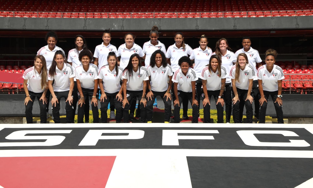 Com Carla Nunes, o elenco do São Paulo foi apresentado oficialmente no estádio do Morumbi (Rubens Chiri/saopaulofc.net)