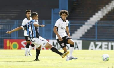 Grêmio e Corinthians jogam por uma vaga na semifinal do Campeonato Brasileiro Sub-20 neste domingo (3). Após empatarem por 0 a 0 no jogo de ida das quartas de final, em São Paulo, os times se enfrentam no CT Hélio Dourado, no Rio Grande do Sul, às 16h. Tanto o Tricolor quanto o Timãozinho se classificam com uma vitória simples. Se der empate a disputa irá para os pênaltis. Acompanhe a partida ao vivo pelo OTD!