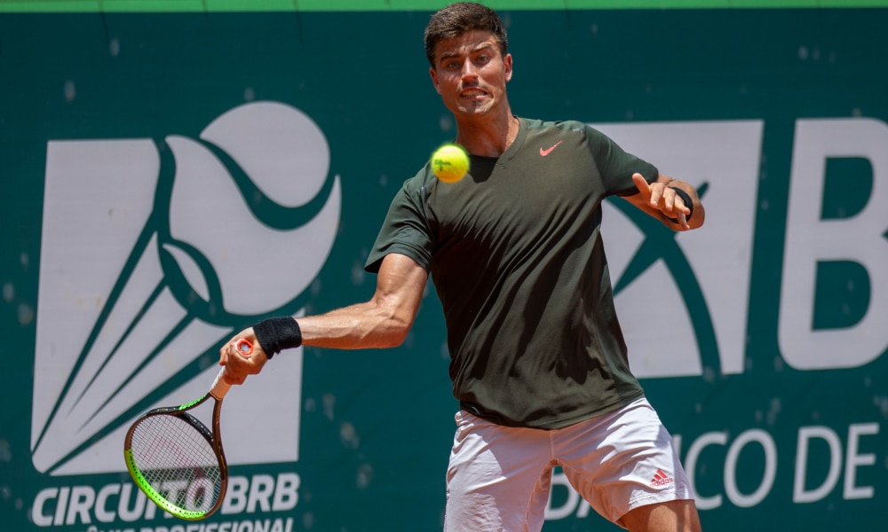 Os brasileiros João Menezes e Felipe Meligeni estão fora do Australian Open. Nesta terça-feira (12), os dois tenistas jogaram pela segunda rodada do qualifying e foram derrotados. O primeiro, número três do Brasil e 193 do mundo, caiu diante do holandês Botic Van de Zandschulp por 2 sets a 1, parciais de 6/3, 6/7 (1-7) e 6/4. Já o segundo, quarto do país e 230 no ranking da ATP, perdeu do tcheco Tomas Machac: 2 a 0 (6/1 e 7/6 -7-4)