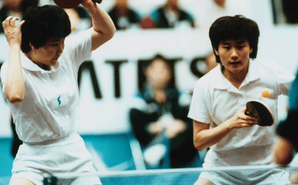 Li Bun-hui (Coreia do Norte) e Hyun Jung-hwa (Coreia do Sul) jogam duplas no Mundial de 1991, no Japão 