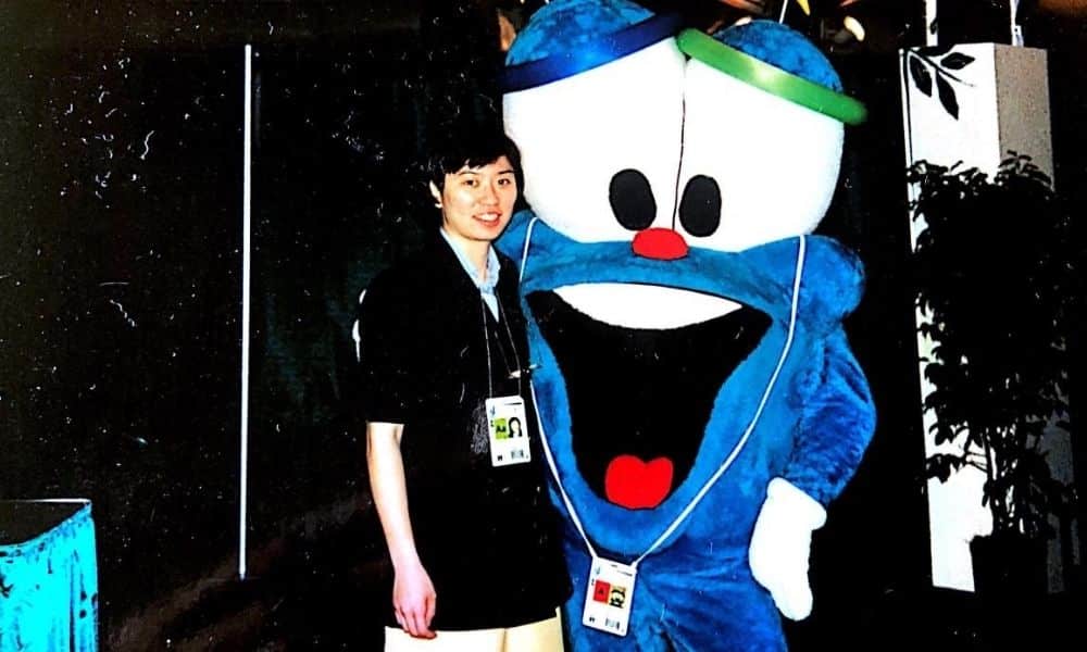 A ex-mesatenista Monica Doti,, atualmente técnica, em Atlanta-1996 ao lado do mascote Izzy