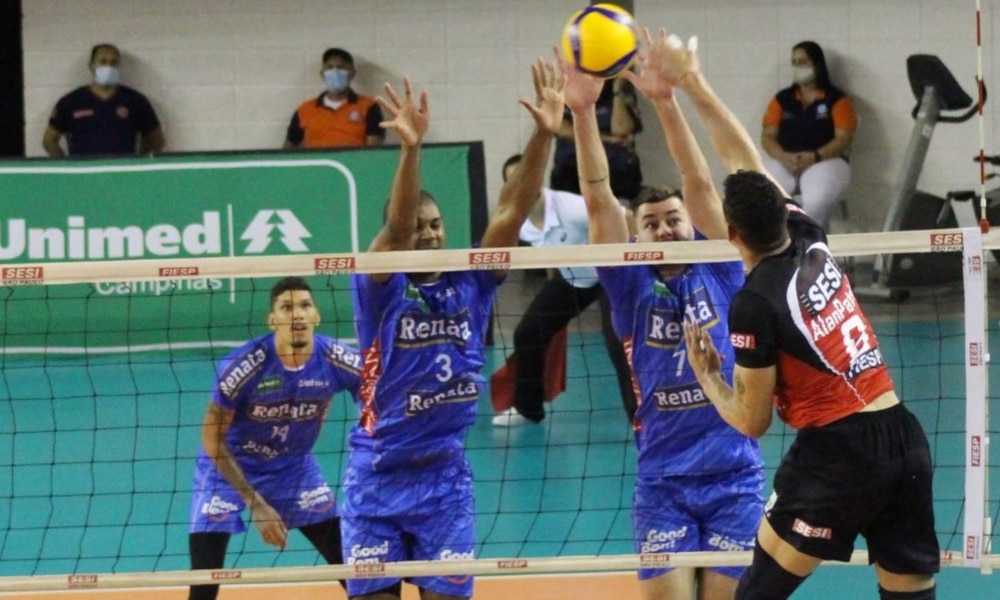 O Vôlei Renata visitou o Sesi-SP neste domingo (17) e aumentou sua sequência invicta para oito jogos na temporada 20/21. Com mais um desempenho sólido, o time de Campinas ganhou por 3 sets a 0, parciais de 25/20, 25/20 e 25/16), no ginásio da Vila Leopoldina, em São Paulo, pela terceira rodada da Superliga masculina 2020/21. O líbero Bruno Bello foi eleito o melhor em quadra e recebeu o troféu VivaVôlei.