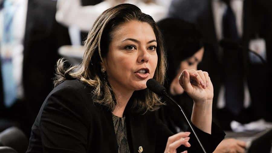 Leila Barros senadora