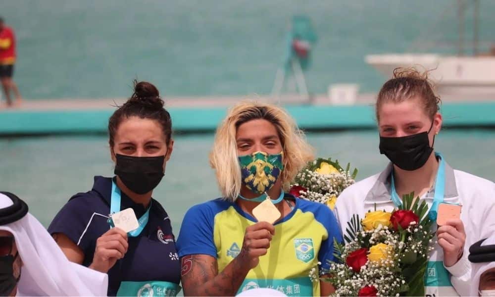 ana marcela cunha medalha de ouro na etapa de doha da série mundial de maratona aquática