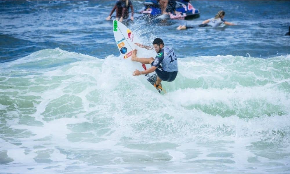 Adriano de Souza etapa de Newcastle do mundial de surfe