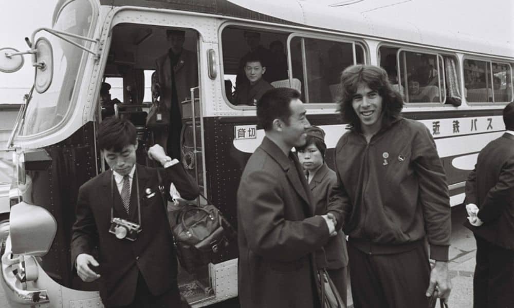 Os mesatenistas Zhuang Zedong e Glenn Cowan se cumprimentam no Mundial do Japão, em 1971