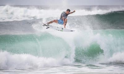 Filipe Toledo voa na etapa do Mundial de Surfe