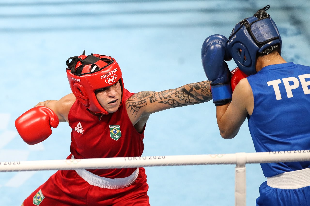 Beatriz Ferreira em ação nas oitavas de final do boxe dos Jogos Olímpicos de Tóquio 2020 - Gaspar Nóbrega/COB