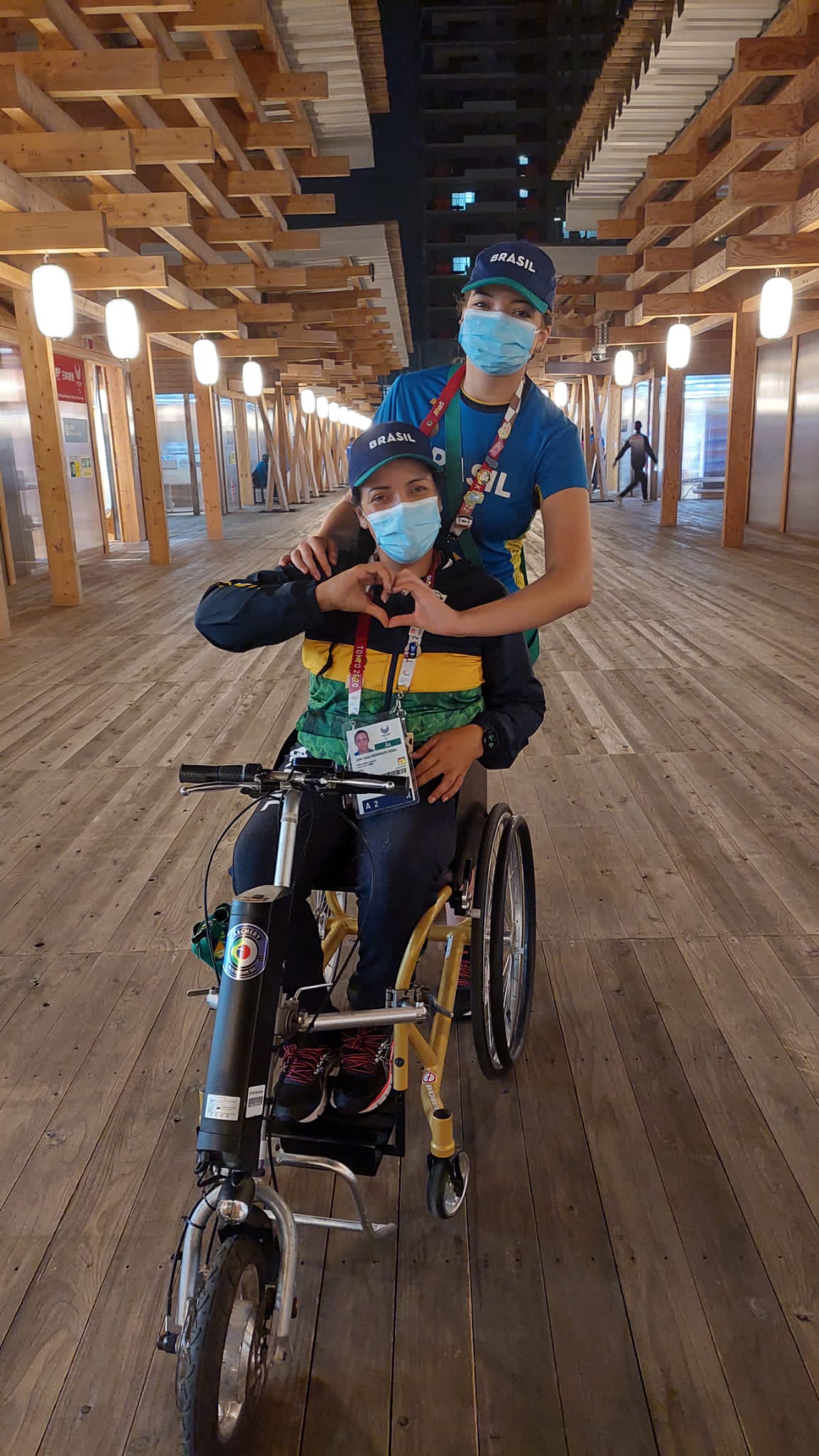 Jane Karla e Lethicia Lacerda juntas na Vila dos atletas durante os Jogos Paralímpicos de Tóquio