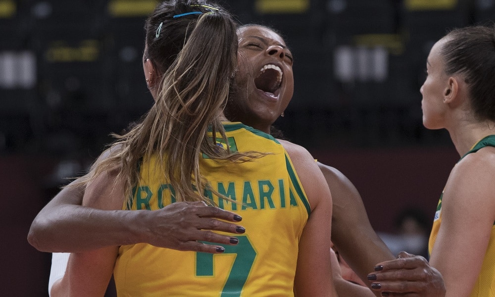 Fernanda Garay comemora com Rosamaria: as duas foram fundamentais na vitória sobre as russas, colocando o Brasil na semifinal dos Jogos Olímpicos de Tóquio 2020