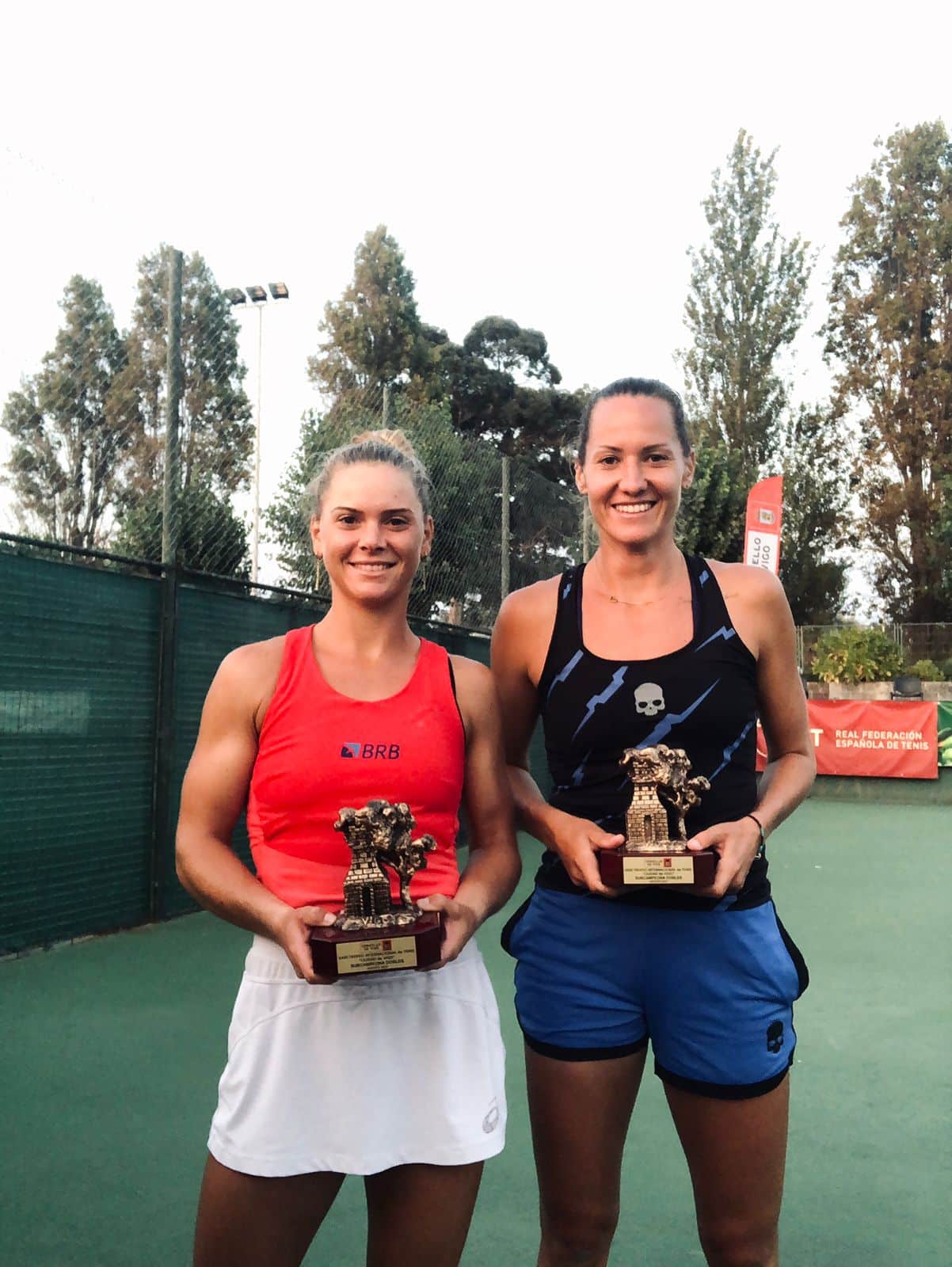 A medalhista olímpica Laura Pigossi é vice campeã do torneio de duplas do ITF de Vigo, na Espanha, e Ingrid Martins vai à final na Tunísia