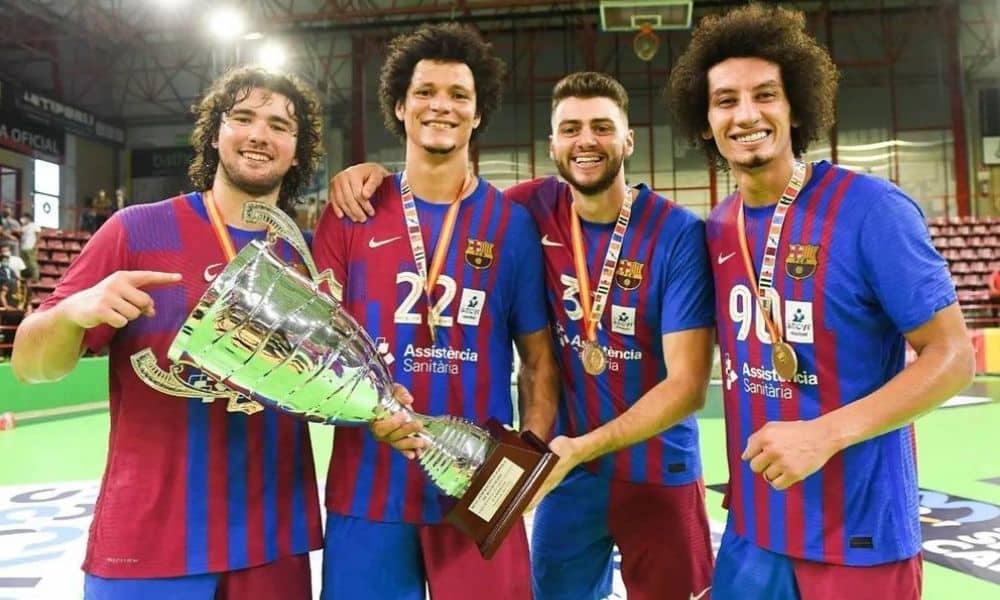 Na estreia da temporada 2021/22 da CHampions League de handebol masculino, o Barcelona, de Thiagus Petrus e Haniel Langaro, bateu o Flensburg por 25 a 21