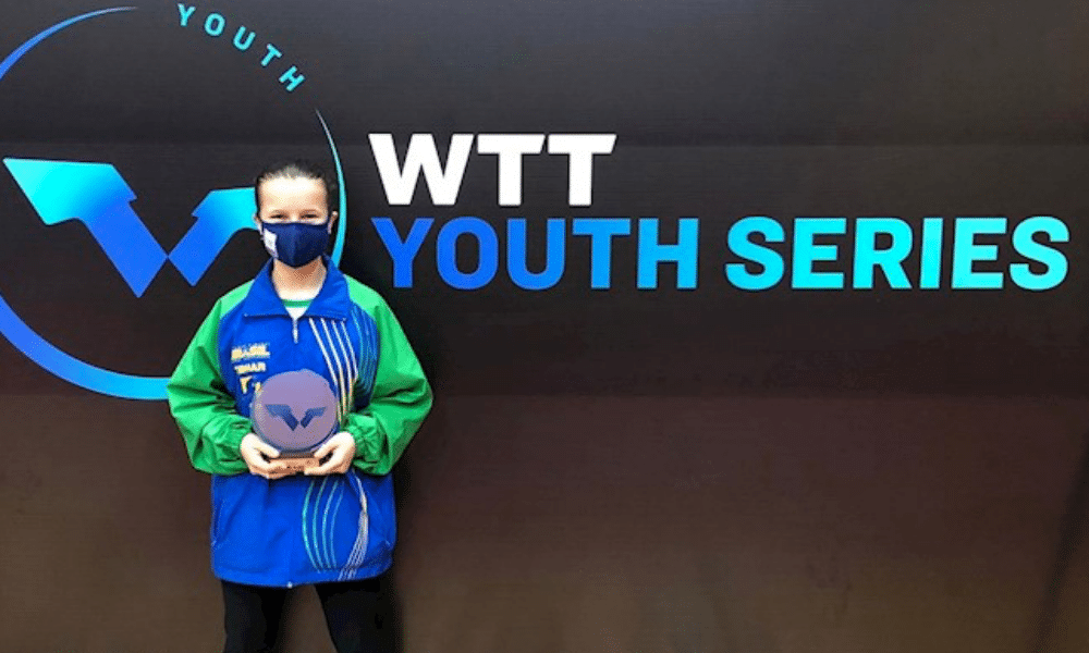 Mahayla Sardá e o troféu pelo terceiro lugar no WTT Youth Contender. Foto: Jorge Fanck.